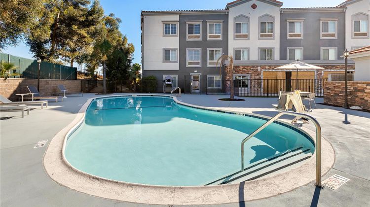Spark by Hilton Redlands Pool