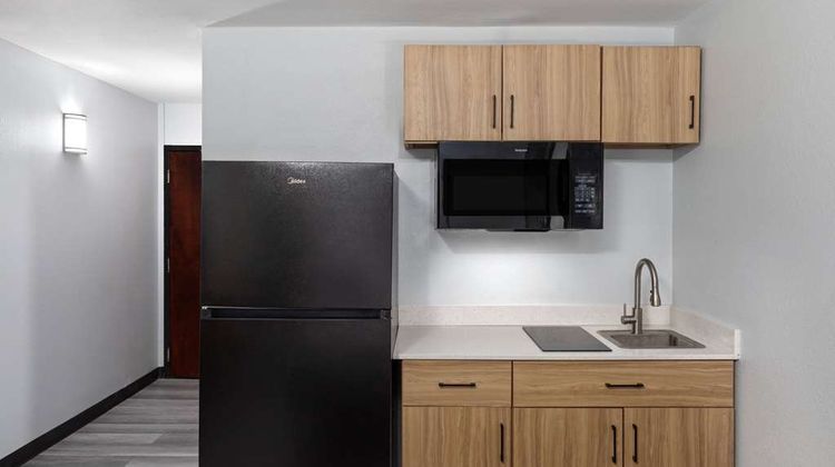 Super 8 by Wyndham Alexandria Suite
