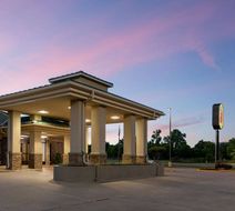 Super 8 by Wyndham Alexandria Exterior