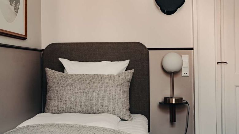 <b>Royal Hotel Room</b>. Images powered by <a href="https://iceportal.shijigroup.com/" title="IcePortal" target="_blank">IcePortal</a>.