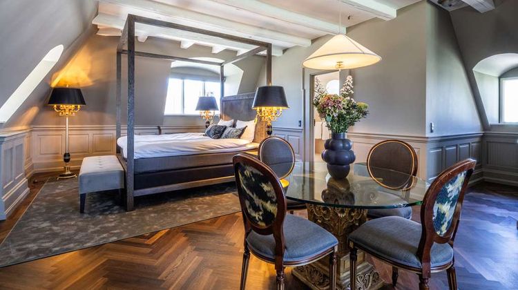 Royal Hotel Suite