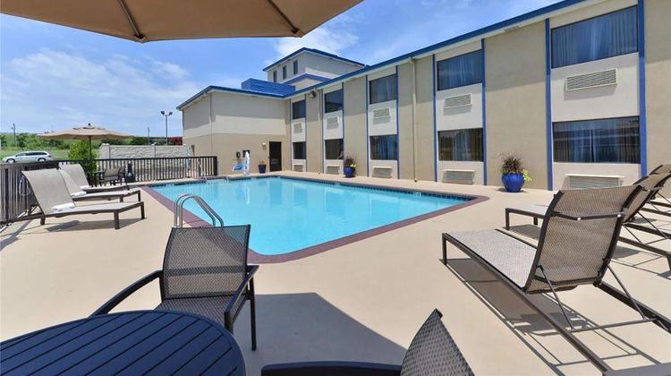 Baymont by Wyndham Ardmore I-35 Pool