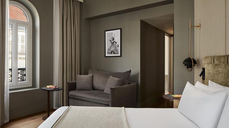 <b>NH Paris Champs-Elysees Suite</b>. Images powered by <a href="https://iceportal.shijigroup.com/" title="IcePortal" target="_blank">IcePortal</a>.
