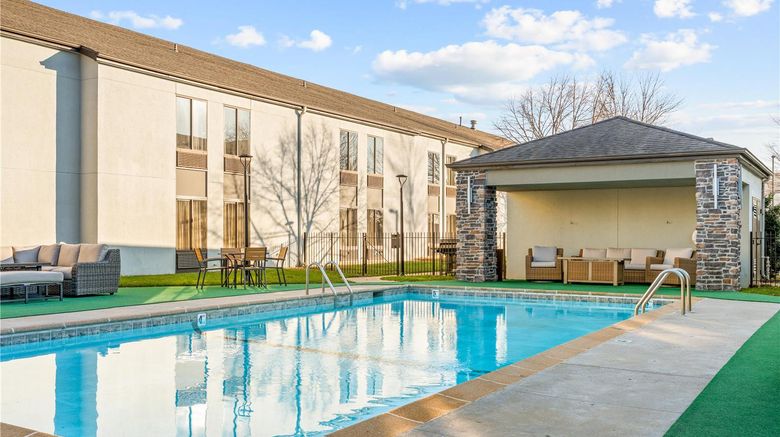 <b>Courtview Hotel Pool</b>. Images powered by <a href="https://iceportal.shijigroup.com/" title="IcePortal" target="_blank">IcePortal</a>.