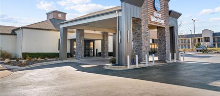 Courtview Hotel Exterior