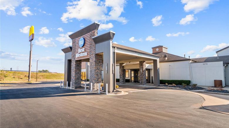 <b>Courtview Hotel Exterior</b>. Images powered by <a href="https://iceportal.shijigroup.com/" title="IcePortal" target="_blank">IcePortal</a>.