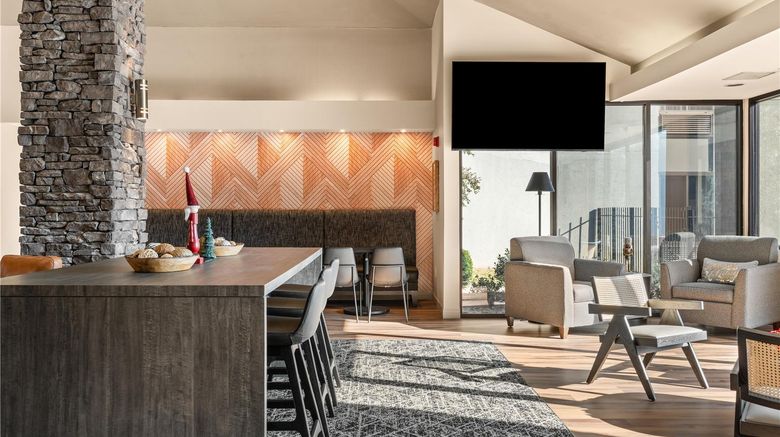 <b>Courtview Hotel Lobby</b>. Images powered by <a href="https://iceportal.shijigroup.com/" title="IcePortal" target="_blank">IcePortal</a>.