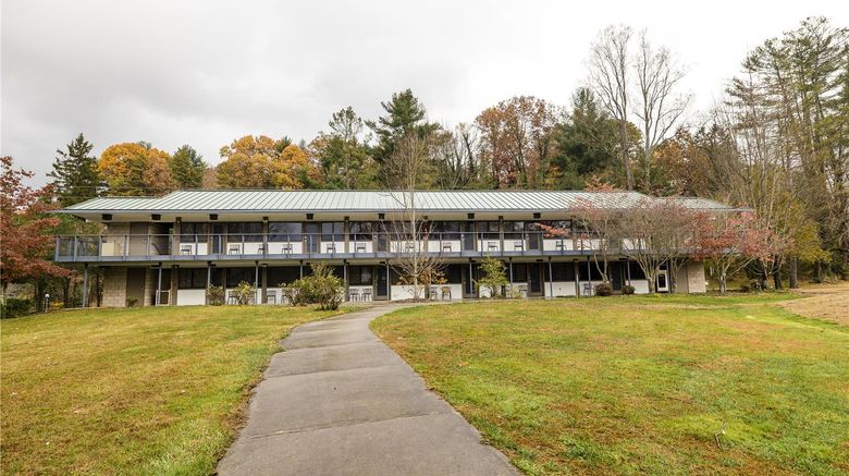 <b>Waynesville Inn Golf Club Tapestry Coll Exterior</b>. Images powered by <a href="https://iceportal.shijigroup.com/" title="IcePortal" target="_blank">IcePortal</a>.