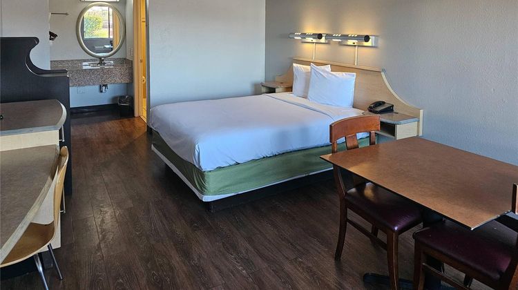 Rodeway Inn & Suites Rancho Mirage Room