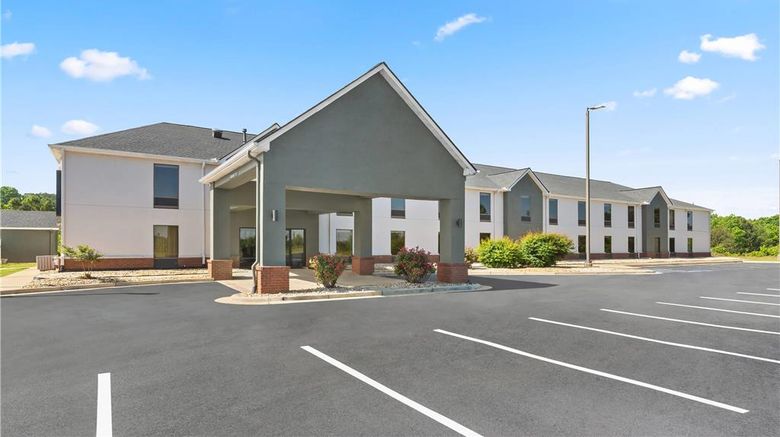 <b>Quality Inn Tallapoosa Exterior</b>. Images powered by <a href="https://iceportal.shijigroup.com/" title="IcePortal" target="_blank">IcePortal</a>.