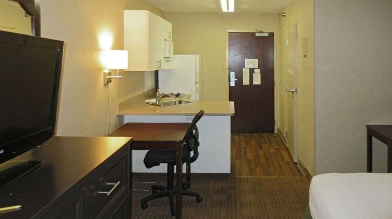 <b>Suburban Studios Minneapolis Bloomington Room</b>. Images powered by <a href="https://iceportal.shijigroup.com/" title="IcePortal" target="_blank">IcePortal</a>.