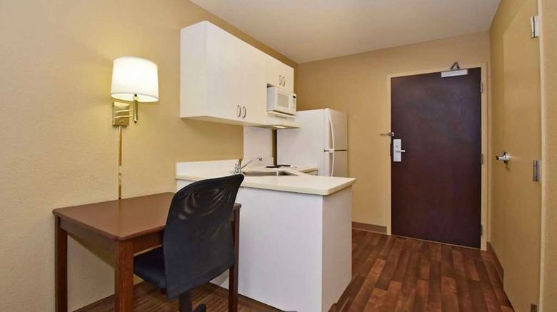 <b>Suburban Studios Minneapolis Bloomington Room</b>. Images powered by <a href="https://iceportal.shijigroup.com/" title="IcePortal" target="_blank">IcePortal</a>.