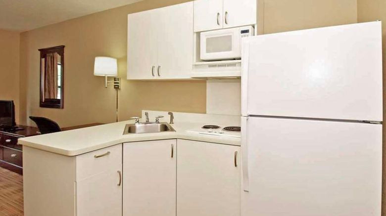 <b>Suburban Studios Minneapolis Bloomington Room</b>. Images powered by <a href="https://iceportal.shijigroup.com/" title="IcePortal" target="_blank">IcePortal</a>.