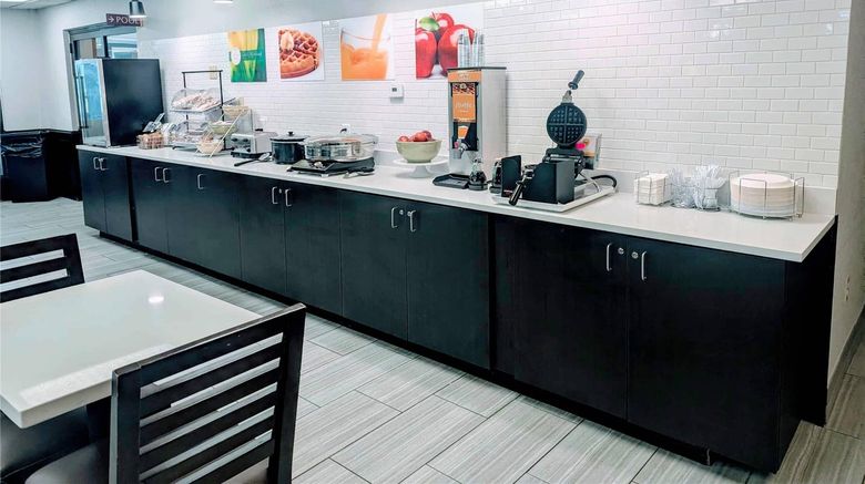 <b>Quality Inn Warrensburg Restaurant</b>. Images powered by <a href="https://iceportal.shijigroup.com/" title="IcePortal" target="_blank">IcePortal</a>.