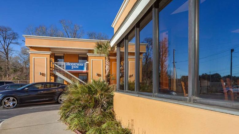 <b>Rodeway Inn Lumberton Exterior</b>. Images powered by <a href="https://iceportal.shijigroup.com/" title="IcePortal" target="_blank">IcePortal</a>.