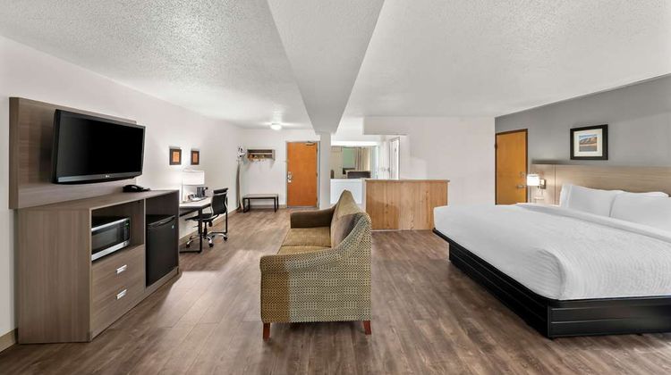 Clarion Inn & Suites and Convention Ctr Suite