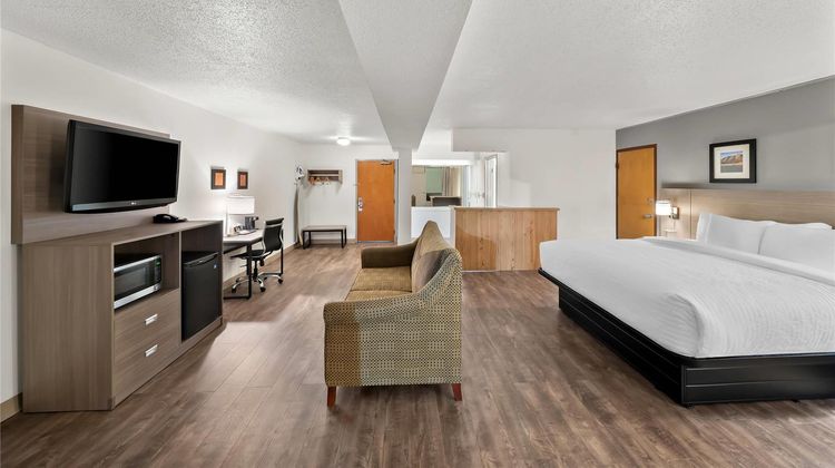 Clarion Inn & Suites and Convention Ctr Suite