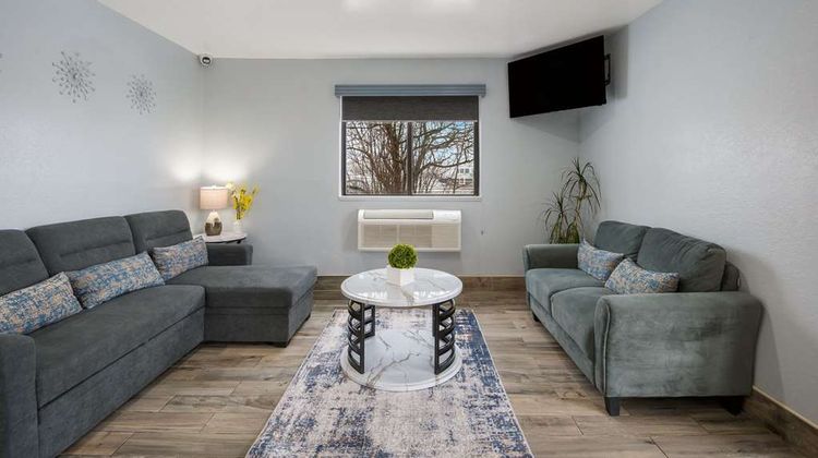 Quality Inn Oneida Lobby