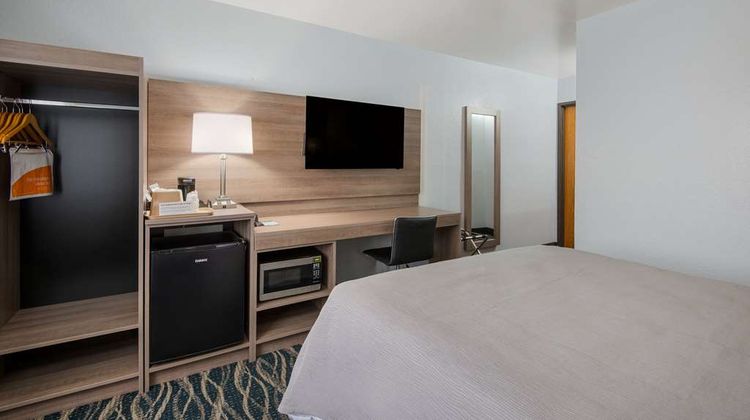 Quality Inn Oneida Room