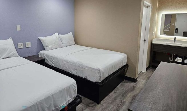 Super 8 by Wyndham Big Spring Room