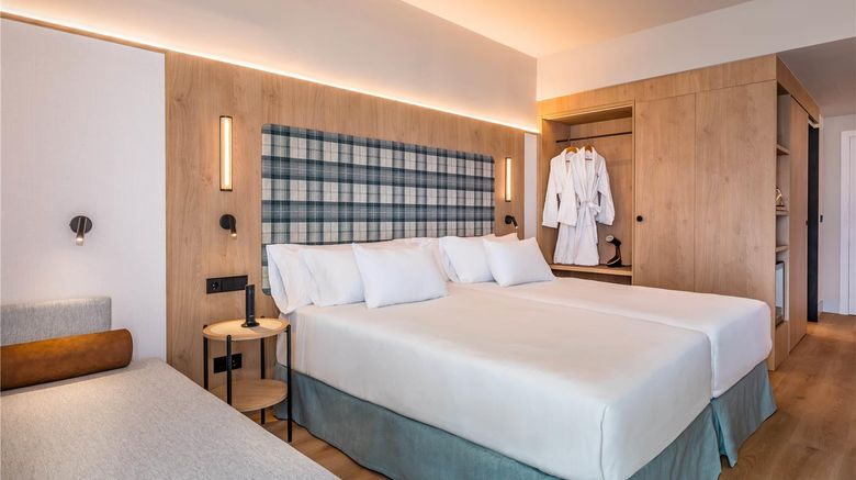 <b>Hotel Felipe IV Suite</b>. Images powered by <a href="https://iceportal.shijigroup.com/" title="IcePortal" target="_blank">IcePortal</a>.