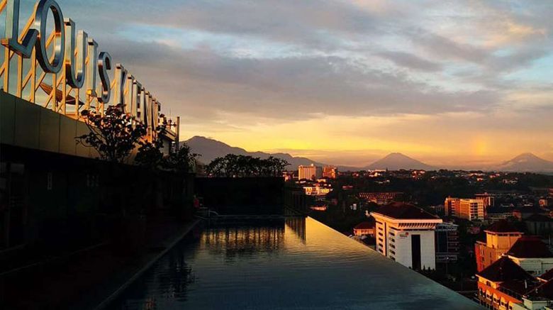 <b>Louis Kienne Hotel Simpang Lima Pool</b>. Images powered by <a href="https://iceportal.shijigroup.com/" title="IcePortal" target="_blank">IcePortal</a>.