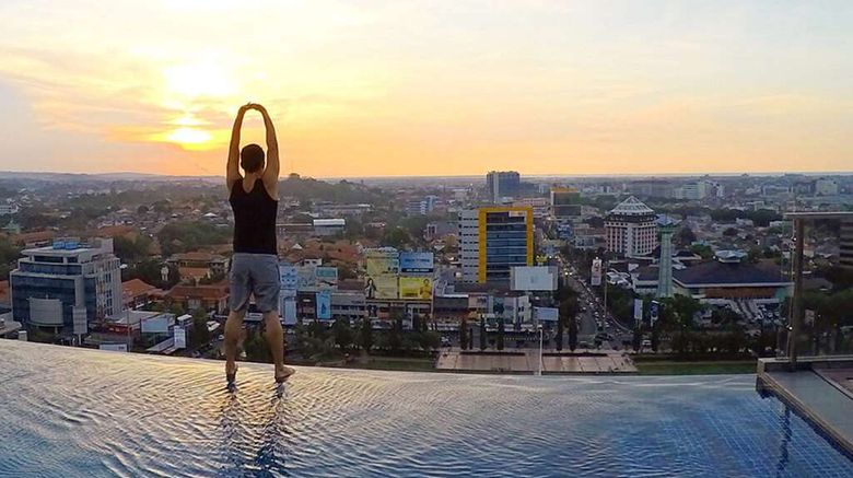 <b>Louis Kienne Hotel Simpang Lima Pool</b>. Images powered by <a href="https://iceportal.shijigroup.com/" title="IcePortal" target="_blank">IcePortal</a>.