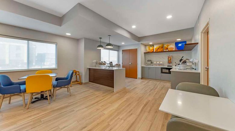 <b>Comfort Inn & Suites Oklahoma City North Restaurant</b>. Images powered by <a href="https://iceportal.shijigroup.com/" title="IcePortal" target="_blank">IcePortal</a>.