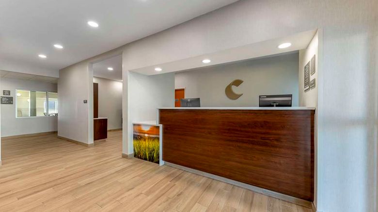 <b>Comfort Inn & Suites Oklahoma City North Lobby</b>. Images powered by <a href="https://iceportal.shijigroup.com/" title="IcePortal" target="_blank">IcePortal</a>.