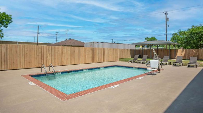 <b>Spark by Hilton Mansfield Pool</b>. Images powered by <a href="https://iceportal.shijigroup.com/" title="IcePortal" target="_blank">IcePortal</a>.