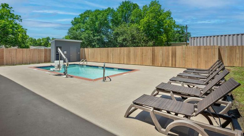 <b>Spark by Hilton Mansfield Pool</b>. Images powered by <a href="https://iceportal.shijigroup.com/" title="IcePortal" target="_blank">IcePortal</a>.