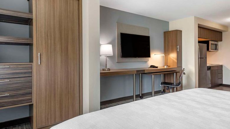<b>MainStay Suites Milwaukee/Franklin Room</b>. Images powered by <a href="https://iceportal.shijigroup.com/" title="IcePortal" target="_blank">IcePortal</a>.