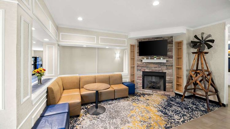 Quality Inn & Suites Lobby