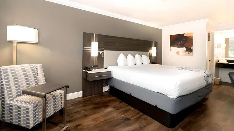 Rodeway Inn Hwy 101 Tully Rd Exit Room