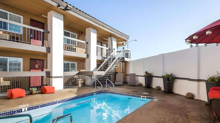 Rodeway Inn Hwy 101 Tully Rd Exit Pool