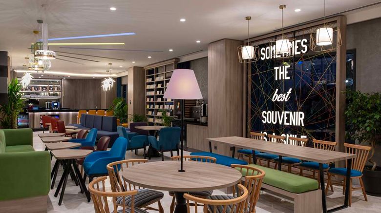 <b>Hampton by Hilton Merter Lobby</b>. Images powered by <a href="https://iceportal.shijigroup.com/" title="IcePortal" target="_blank">IcePortal</a>.