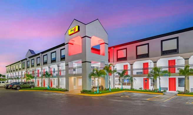 Super 8 by Wyndham Near Florida Mall Exterior