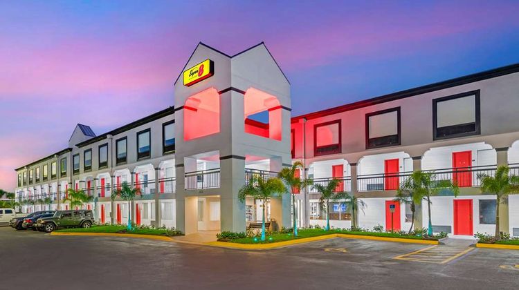 Super 8 by Wyndham Near Florida Mall Exterior