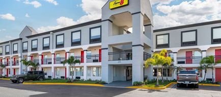 Super 8 by Wyndham Near Florida Mall Exterior