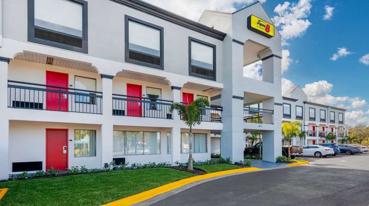 Super 8 by Wyndham Near Florida Mall Exterior