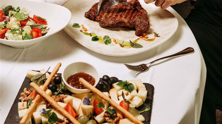<b>Swissotel Poiana Brasov Restaurant</b>. Images powered by <a href="https://iceportal.shijigroup.com/" title="IcePortal" target="_blank">IcePortal</a>.