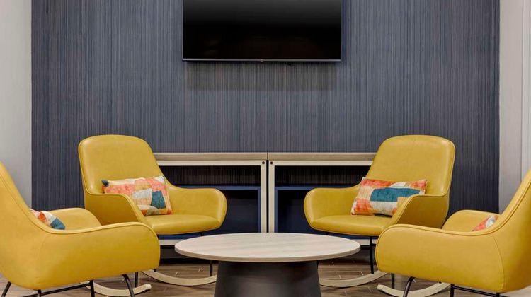 Spark by Hilton Newcomerstown Lobby