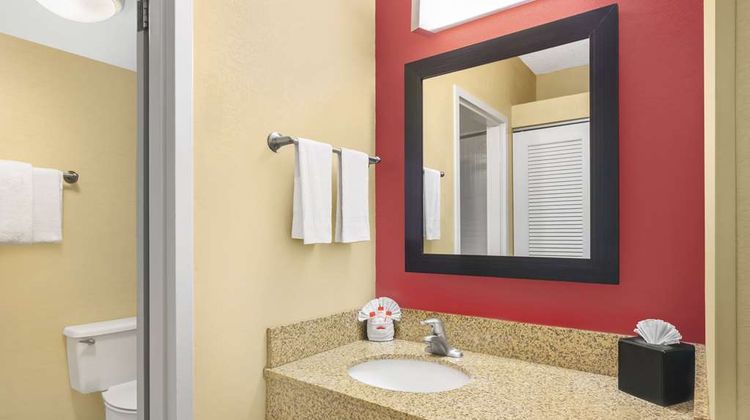 Super 8 by Wyndham Dallas Love Field Apt Room