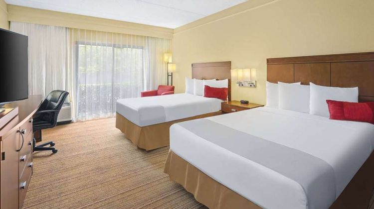 Super 8 by Wyndham Dallas Love Field Apt Room