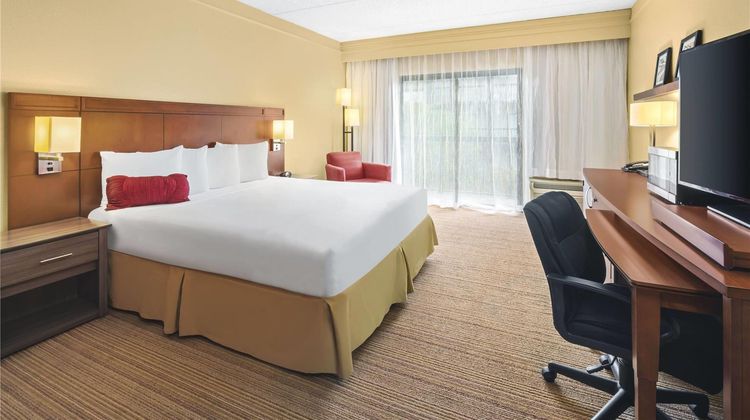 Super 8 by Wyndham Dallas Love Field Apt Room