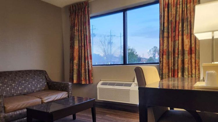 Econo Lodge Inn and Suites Warsaw Suite