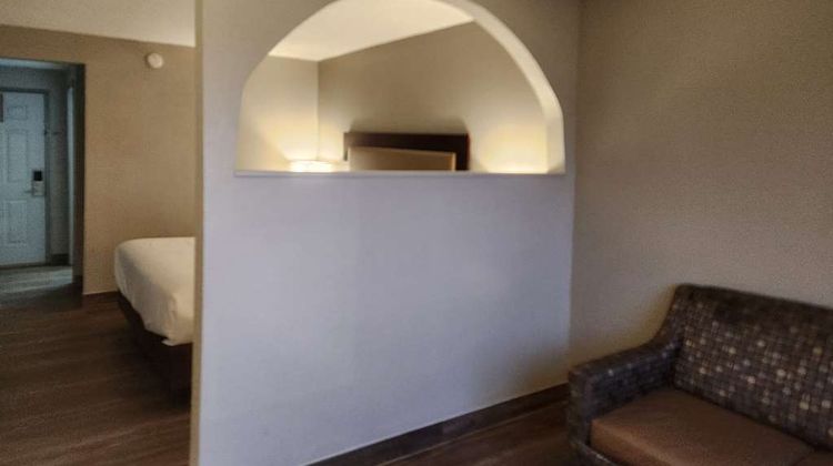 Econo Lodge Inn and Suites Warsaw Suite