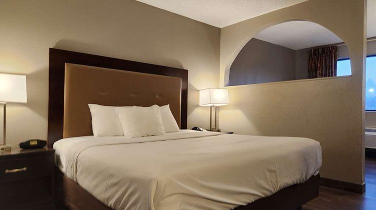 Econo Lodge Inn and Suites Warsaw Suite