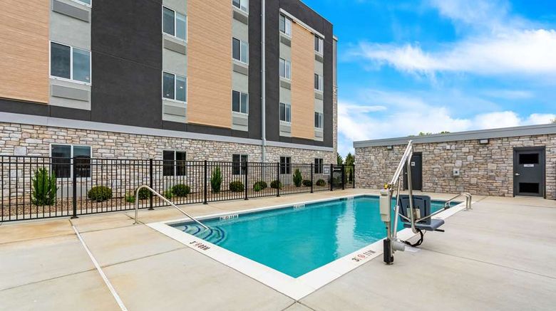 <b>Everhome Suites Lexington North Pool</b>. Images powered by <a href="https://iceportal.shijigroup.com/" title="IcePortal" target="_blank">IcePortal</a>.