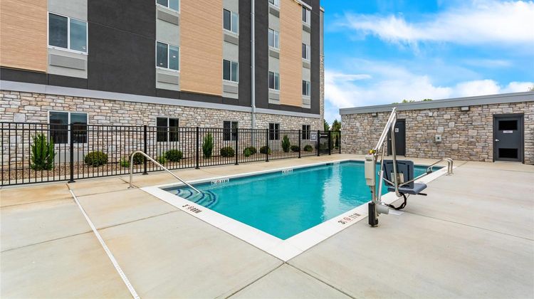 Everhome Suites Lexington North Pool